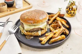 Burger de boeuf, extra gouda et sauce au poivre maison