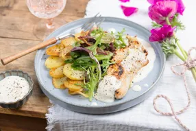 Escalope de dinde, sauce à la raclette au poivre et pommes de terre sautées