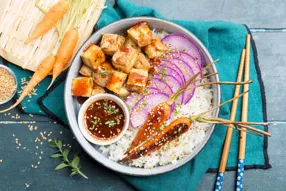 Bowl de tofu et carottes rôtis, sauce au soja et citron vert