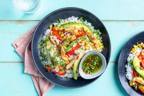 Salade de riz pimentée au poulet, maïs grillé, avocat et poivron rouge