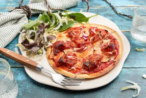 Pizza-tortillas au chorizo, mozzarella et oignon rouge