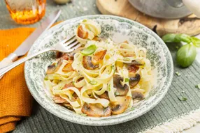 Tagliatelles fraîches au beurre de basilic et de parmesan et poitrine fumée