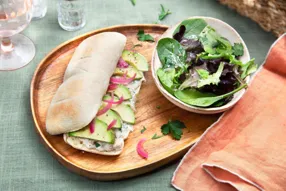 Panini au thon, avocat et pickles d'oignon rouge