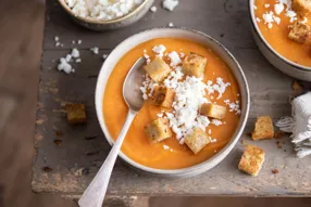 Velouté de légumes au satay, féta et croûtons