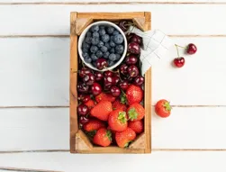Panier de fruits rouges BIO : myrtilles, fraises et cerises