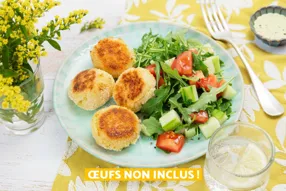 Croquettes de pommes de terre au fromage, sauce au jalapeños et salade au concombre