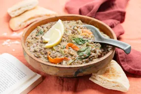 Tout-en-un : Monggo de lentilles vertes au lait de coco, poivron, tomate et épinards