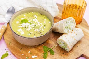 Velouté courgette, pois cassés, féta et wrap croquant