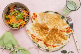 Quesadillas tir cadré tomate, mozzarella et basilic