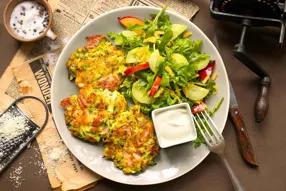 Beignets de courgette et jambon de Paris, salade fraîche de concombre et nectarine