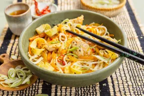 Poulet façon japchae au poivron et cébette