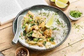 Poulet et épinards à la sauce satay