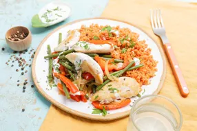 Poulet, poivron et haricots verts poêlés, sauce fraîche au persil et semoule à la tomate