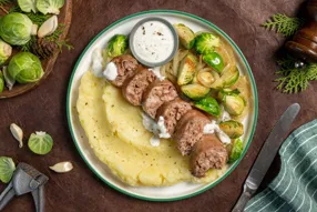 Andouillette, choux de Bruxelles et fromage blanc à l'ail