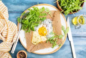 Galette aux 3 fromages (roquefort, emmental, parmesan), œuf et salade