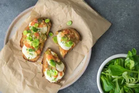 Bruschette aux fèves fraîches et mozzarella