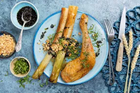 Cuisse de poulet et poireaux vinaigrette asiatique aux cacahuètes et coriandre