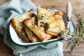 Croustillants de chèvre frais au piment et salade colorée