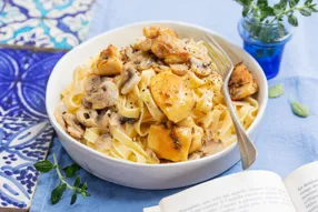 Tagliatelles crémeuses au poulet, graines de fenouil et champignons