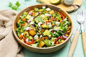 Salade de maïs et poivron rôtis et féta à la coriandre