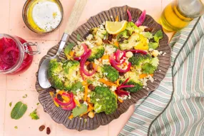 Brocoli rôti, pickles et salade de carotte au cumin