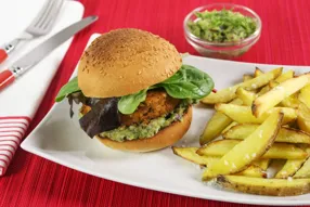 Burger veggie au guacamole, frites au four