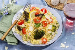Salade de pâtes perlées au brocoli rôti et vinaigrette au tahini