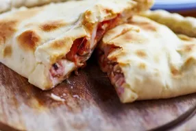 Calzone aux tomates séchées, champignons et mozzarella