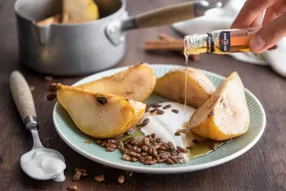 Poires pochées aux épices, riz soufflé et fromage frais à l'érable