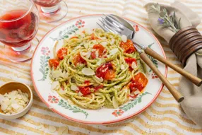 Spaghettis, pesto à la purée de cacahuètes et tomates cerises