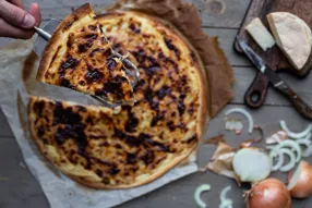 Tarte à l'oignon et sauce Mornay au Munster AOP façon Quitoque