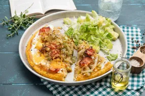 Tarte de semoule de maïs à la poitrine fumée, cheddar et oignon confit