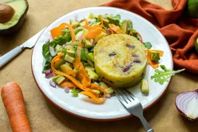 Pilé de pommes de terre aux haricots rouges et salade d'avocat