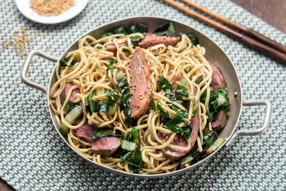 Sauté de nouilles à la canette et au sésame