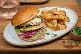 Burger de poulet sauce petits pois, mozzarella et pickles d'oignon rouge