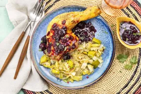 Cuisse de poulet, fondue de poireau et sauce myrtilles