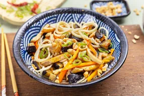 Nouilles façon japchae au tofu et à l'aubergine