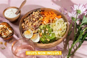 Energie bowl de riz sauvage et pois chiches au cumin, oeuf dur, avocat et courgette