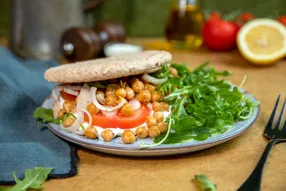 Pita aux pois chiches "taouk" et sauce fraîche au yaourt coco