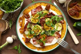 Socca à l'italienne (galette à la farine de pois chiches), tomates séchées et poitrine fumée