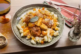 Boulettes de porc au pistou de sauge & sauce tomate aux choux de Bruxelles