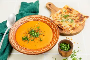 Soupe de lentilles corail à la coriandre et croustillant de féta au miel