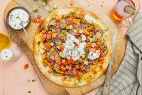 Pizza au poulet façon chawarma (sauce fraiche, tomate, oignon rouge)