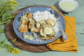 Brochette de poulet sauce piquante aji verde (spécialité péruvienne) et courgette sautée