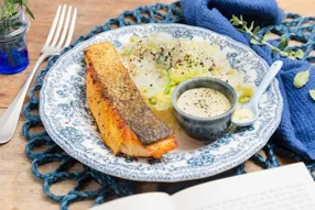 Pavé de truite grillé au curry, sauce au fromage blanc et purée au chou frisé