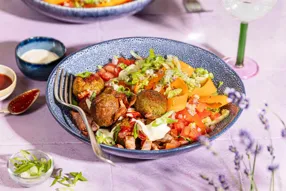 Falafels façon takoyaki à la poitrine fumée croustillante et oignons frits