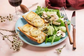 Salade de chèvre chaud au miel, concombre et champignons