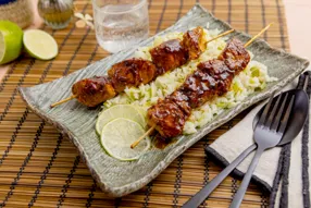 Brochettes de poulet pad thaï & riz pilaf aux poireaux et à la citronnelle
