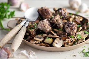 Boulettes de porc forestières et pommes de terre persillées