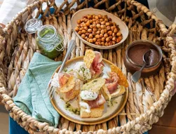Focaccia au jambon cru, burrata et pesto, pois chiches croustillants au paprika fumé & mousse au chocolat Marie Morin